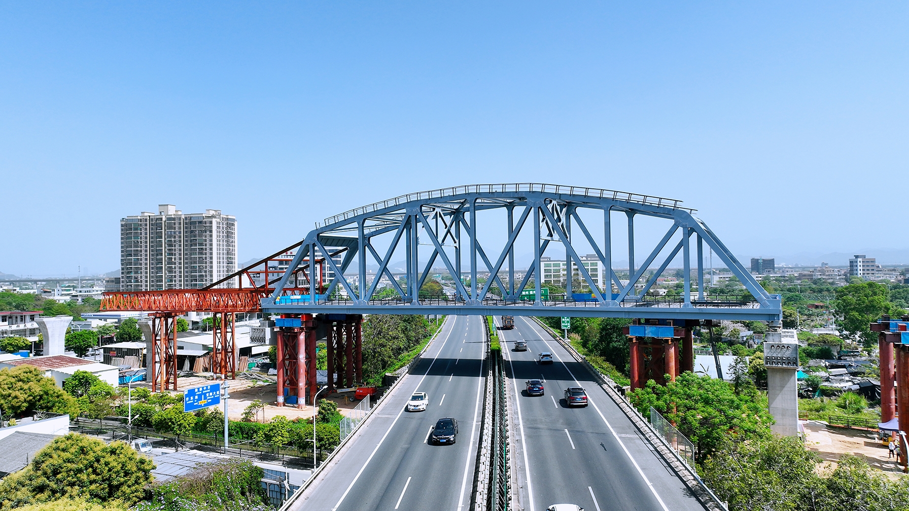 粵東城際鐵路首座千噸級鋼桁梁頂推就位