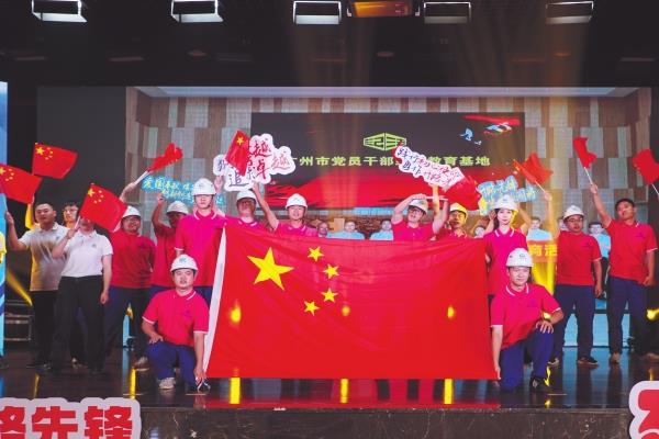 7月8日，中铁广州局第二届“开路先锋”文化节开幕式暨迎新联欢晚会在本部举行。员工和广东省文联艺术家一起上演了近20个精彩纷呈的节目，为23万余名直播观众呈现了一场视听盛宴。李守钦 徐小勇 摄影报道_副本