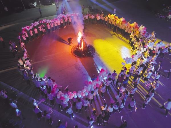 7月5日至14日，中铁十局一公司举办2023年新员工入职培训，帮助来自全国19个省份的200余名高校毕业生快速转换角色，适应公司工作生活，翻开了他们初入职场的第一课。邵帅 郑林存 摄影报道_副本