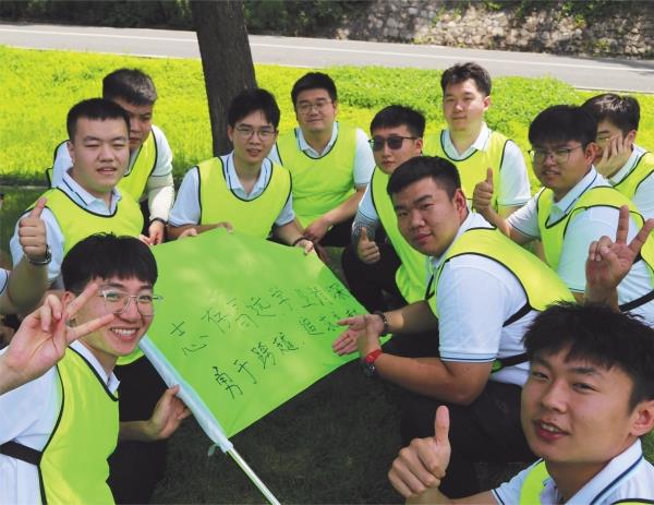 7月12日，中铁九局四公司组织2023届新员工在沈阳棋盘山开展团建活动。多样的活动形式，让新员工体会团队共同拼搏的乐趣，尽快融入集体。吴可越 赵海峰_副本