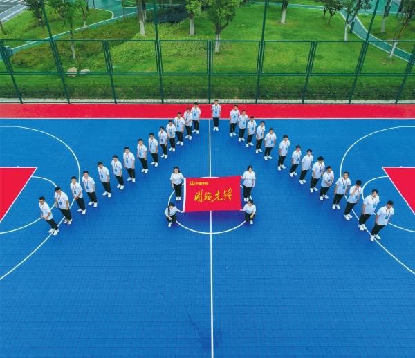 7月10日，中铁四局城轨分公司为期一周的新员工入职培训圆满完成，来自全国48所不同高校共93名新员工正式奔赴工作岗位。高徽 郭璐 摄影报道_副本